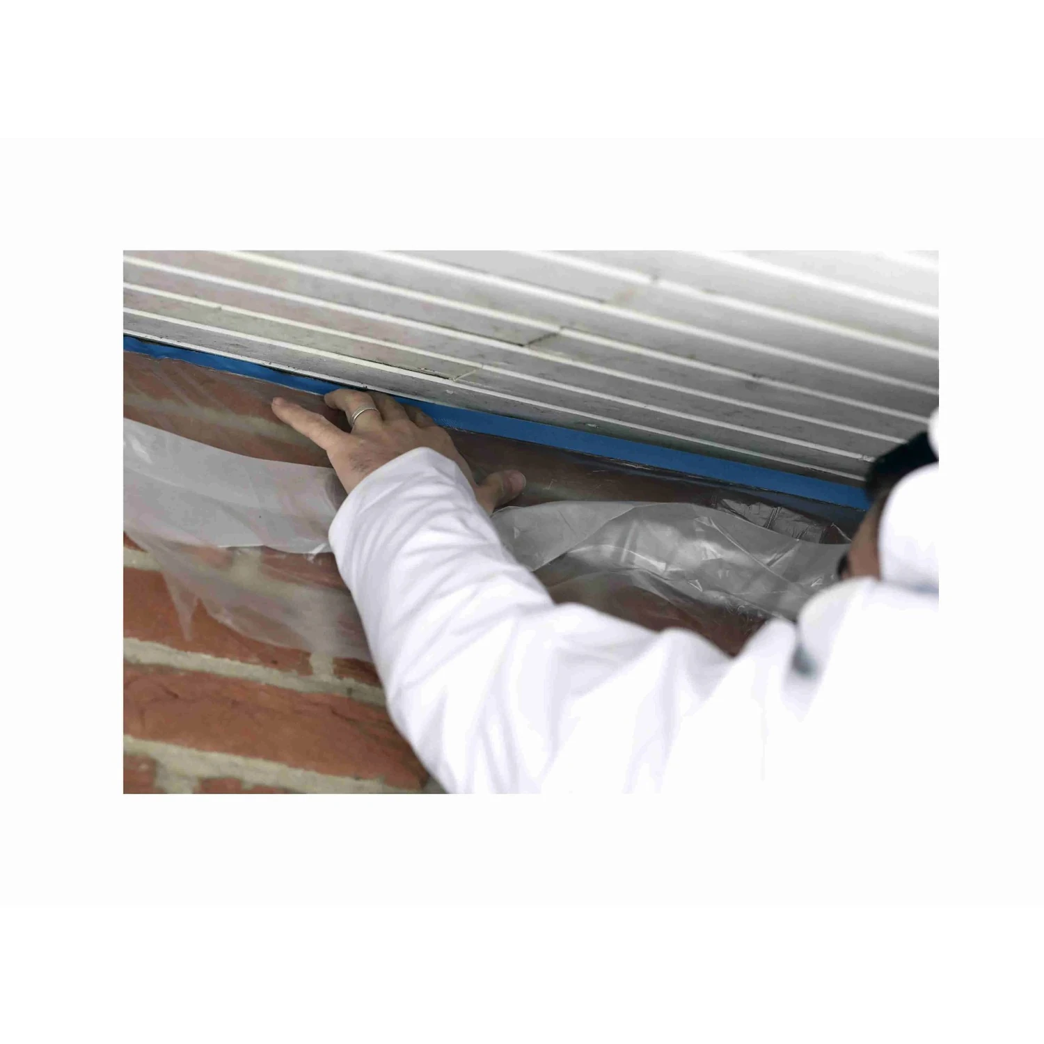 KIP 333 Gewebemasker Abdeckfolie, 550 mm × 20 m – Anwendung: Gewebeband an der Holzverkleidung andrücken