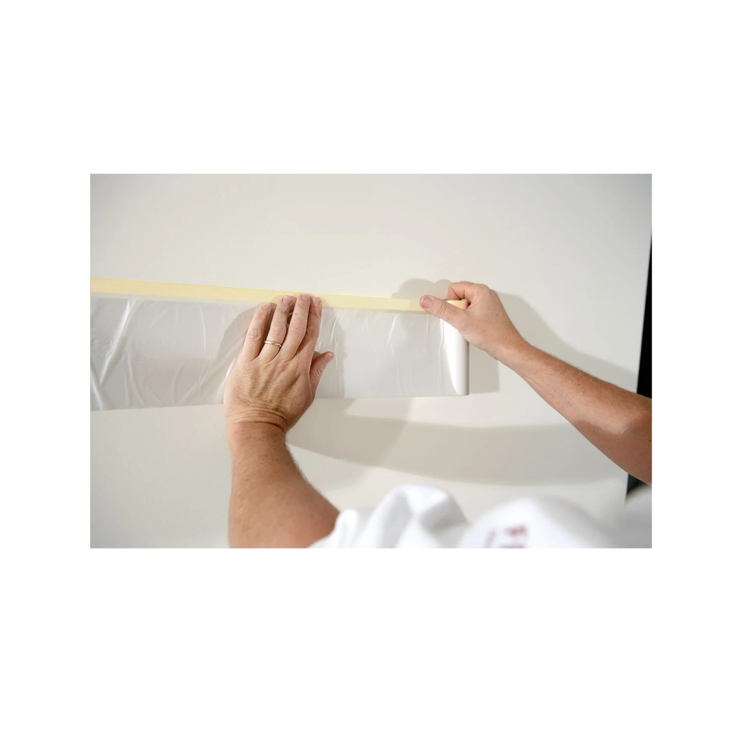 KIP 332 Feinkrepp-Masker Abdeckfolie, Anwendung: Abdeckfolie an der Wand abkleben