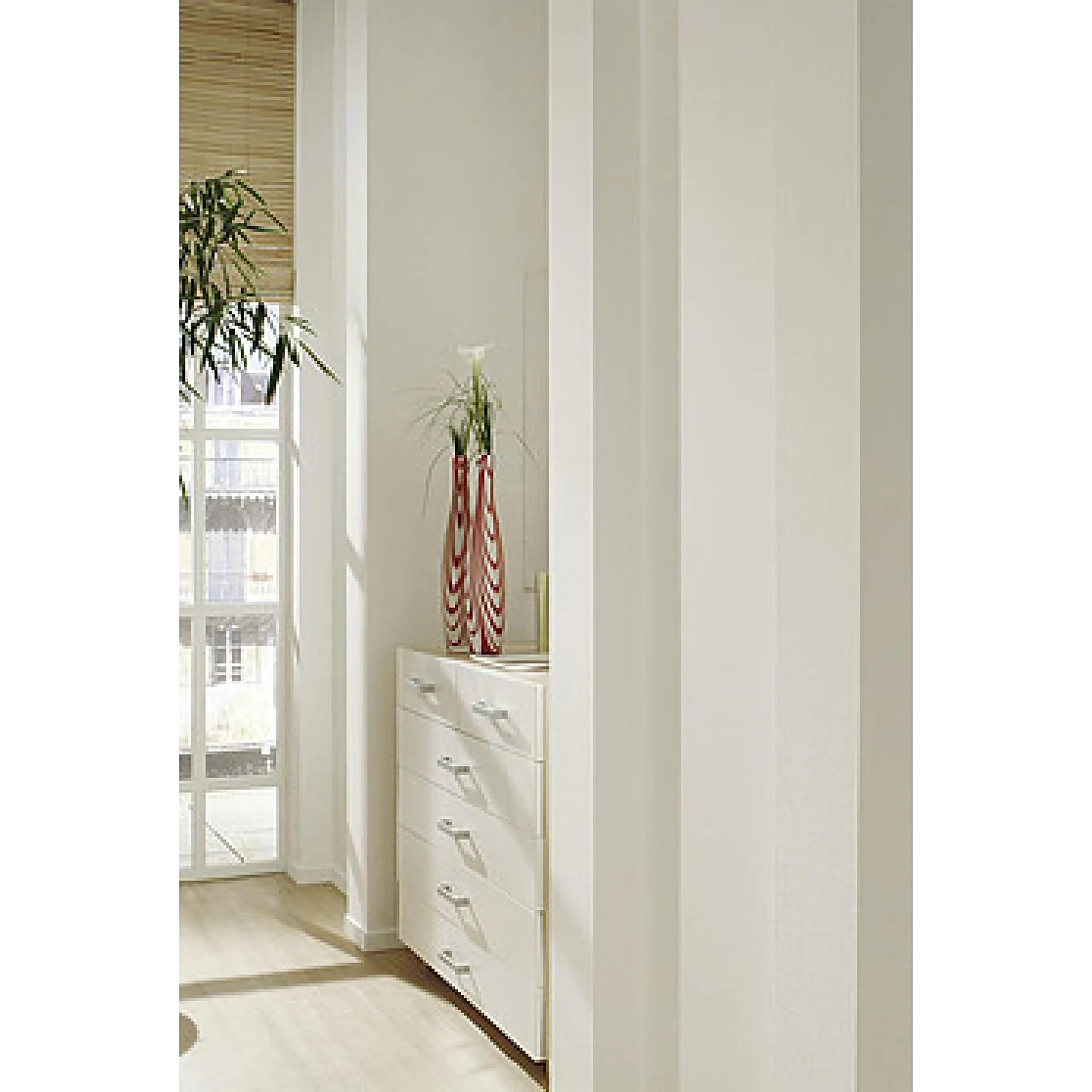 Brightly painted hallway with sideboard – interior walls with Düfa D424 silk latex silk-gloss white