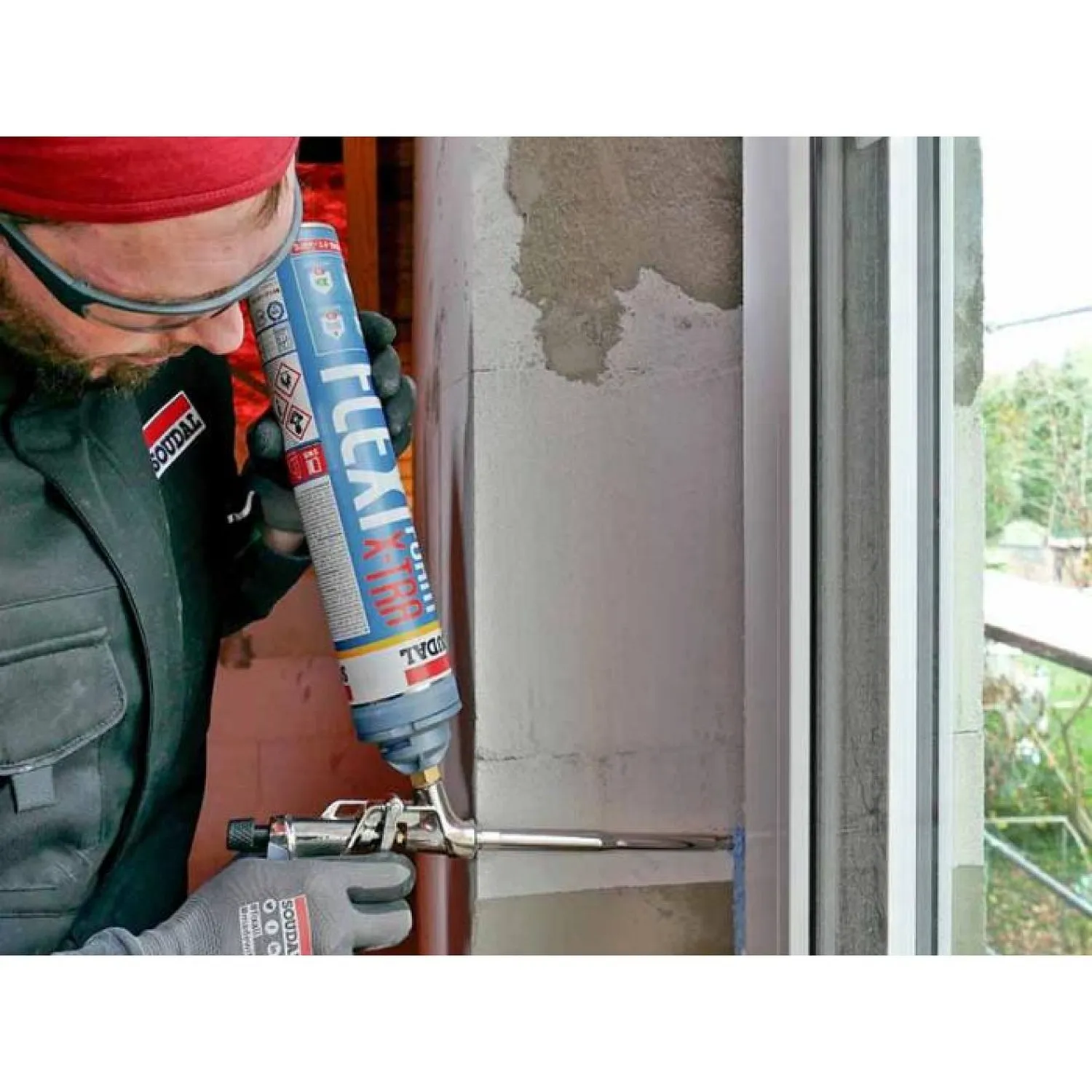 Soudal Profi-Schaumpistole – PTFE-Beschichtung für, Anwendung: Fensterfuge ausschäumen, Handwerker mit Schutzbrille