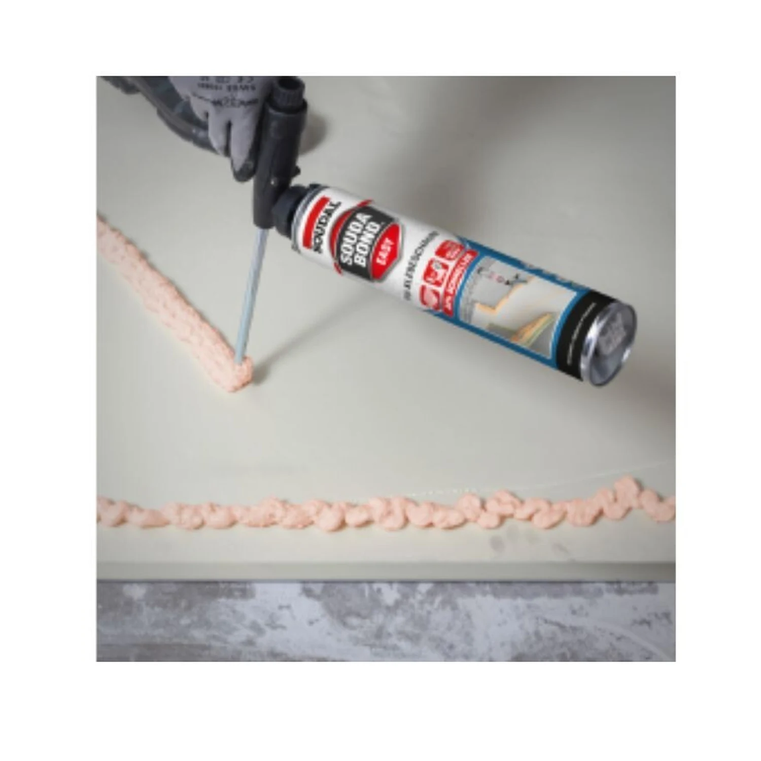 Soudal Soudabond Easy Dämmplattenkleber, Anwendung: Klebeschaum raupenförmig auf eine Platte auftragen