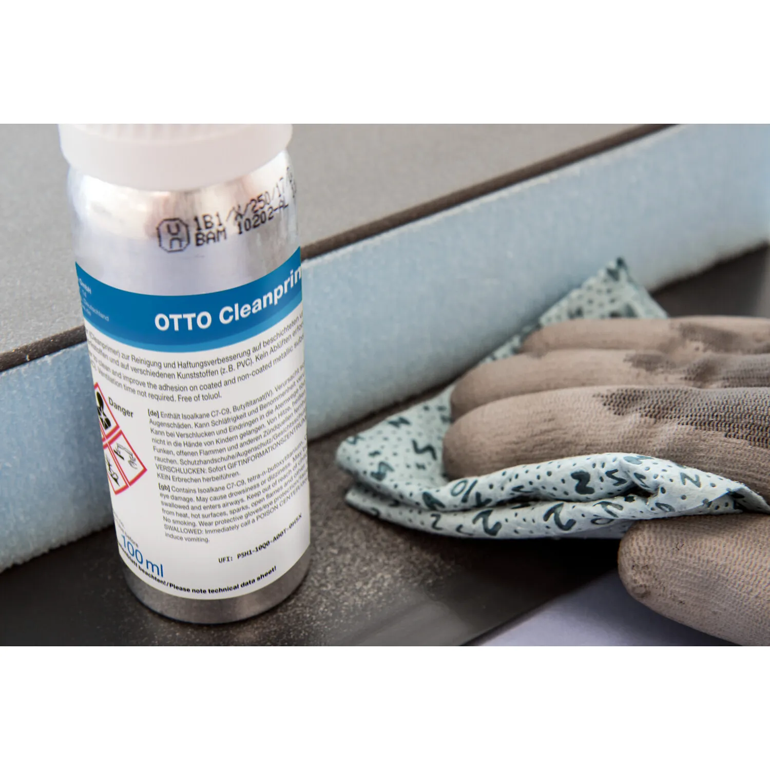 Cleanprimer wird mit Tuch auf die Haftfläche aufgetragen