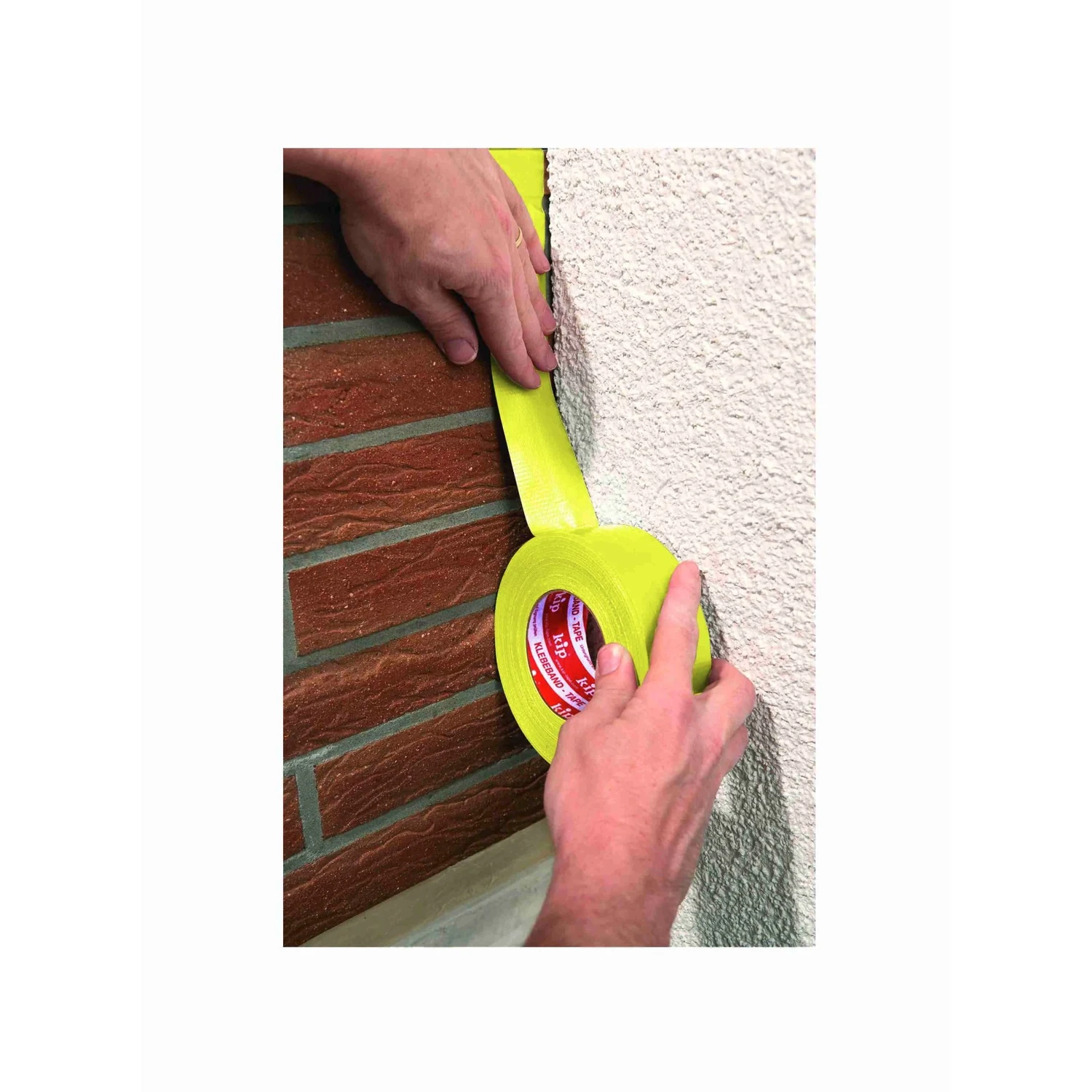 KIP 358 Betonband Gewebeband, 44 mm × 50 m – Anwendung: Gewebeband an der Klinkerfassade abkleben